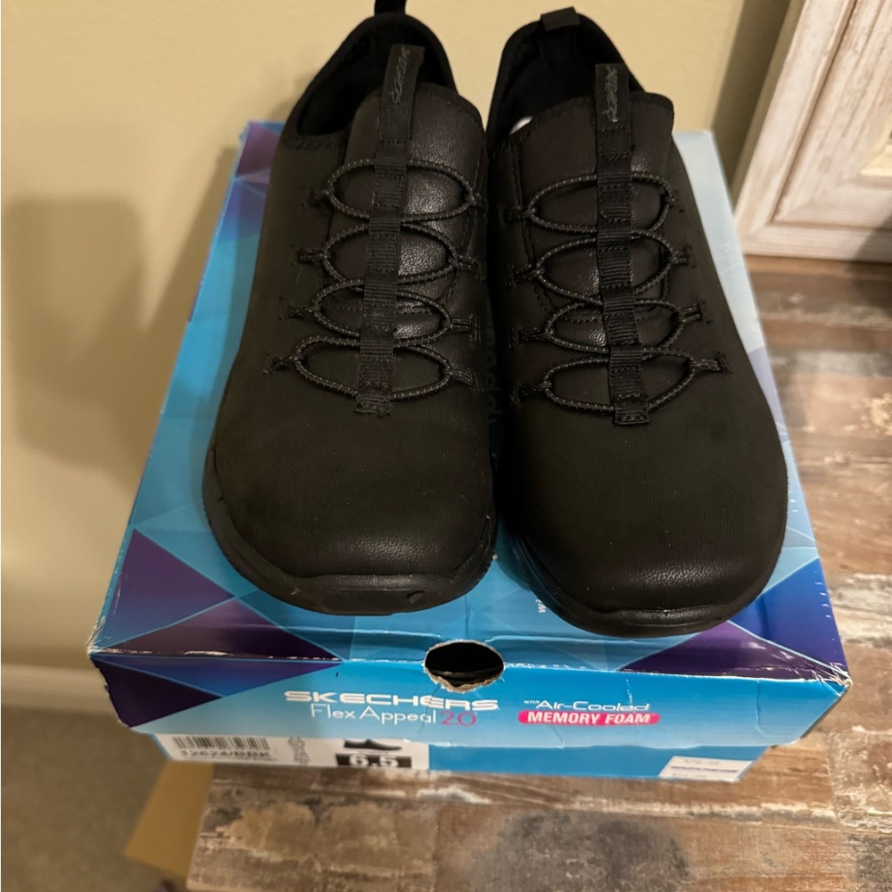 Flex Appeal 2.0 memory foam air-cooled athletic shoes